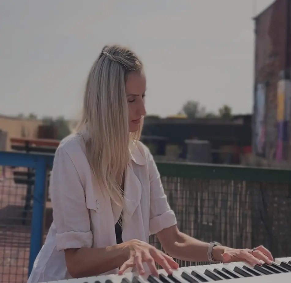 Pianistka-marketa-kostalova-hraje